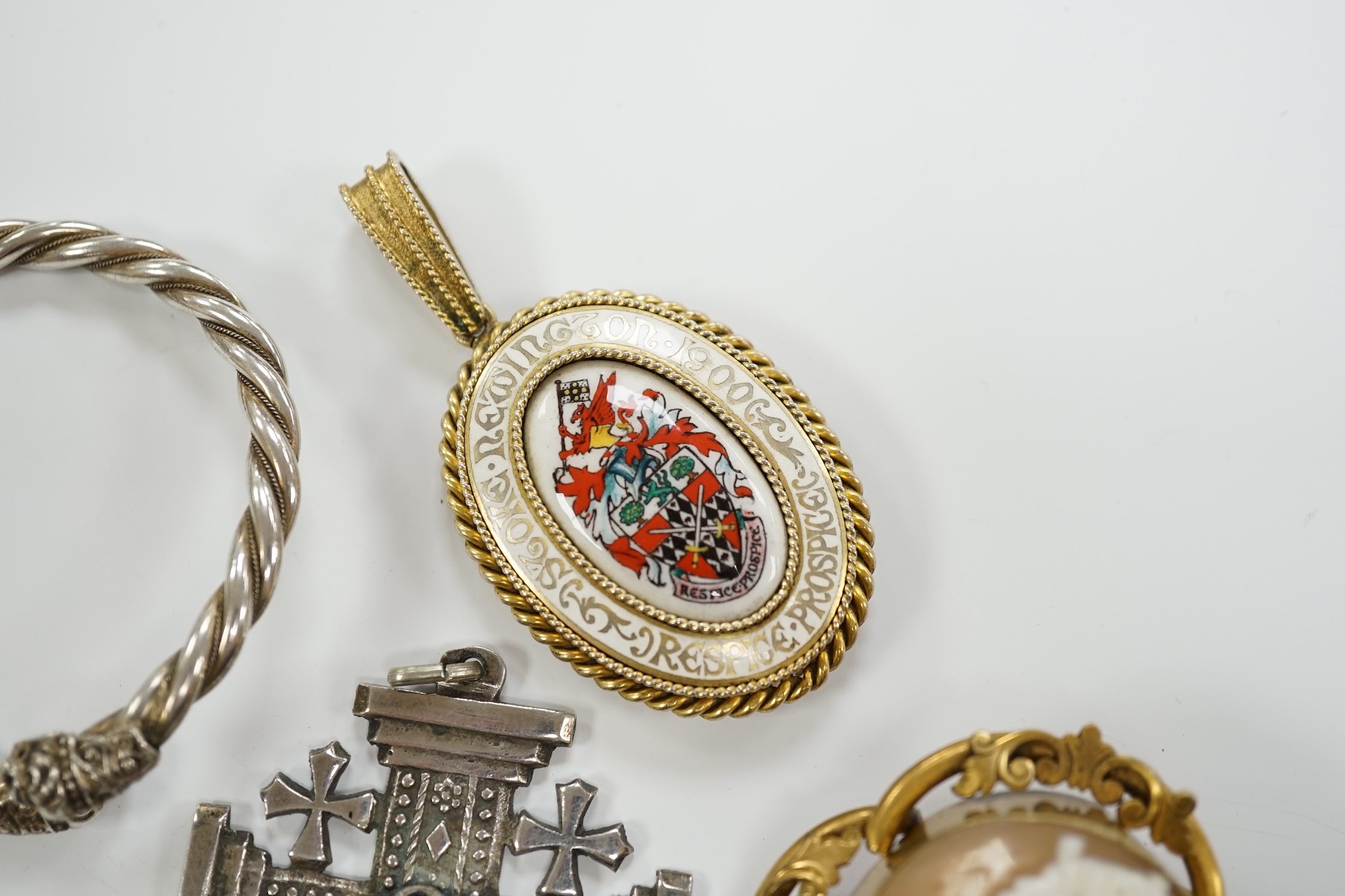 Sundry jewellery including a Victorian silver oval 'buckle' locket, overall 61mm, on a white metal belcher link chain, a continental 950 white metal and banded agate cabochon set cross pendant, a 1930's silver gilt and e